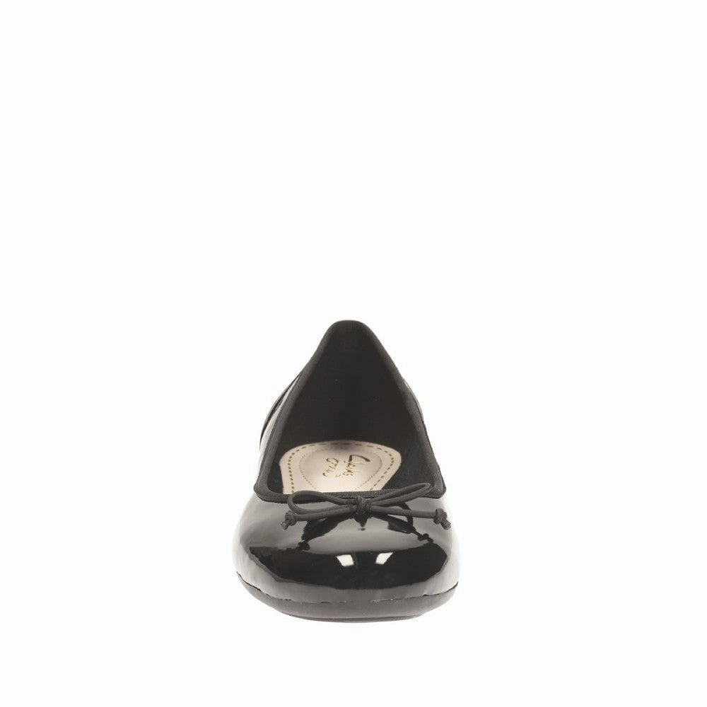 Clarks Couture Bloom Slip On Shoe Women's Sneakers Casual Walking Shoes