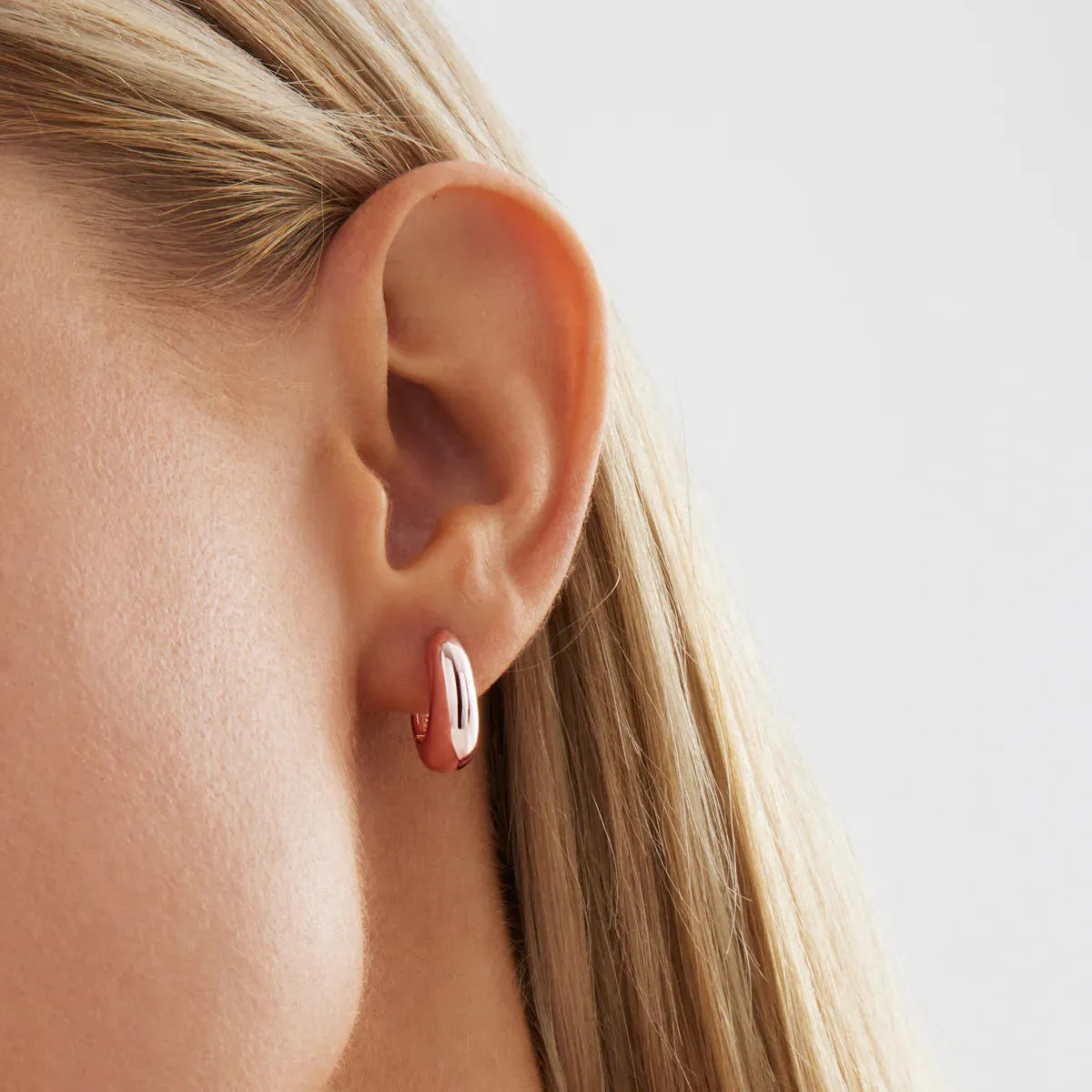 Najo Jewellery Najo - Arco Huggie Earrings Rose Gold