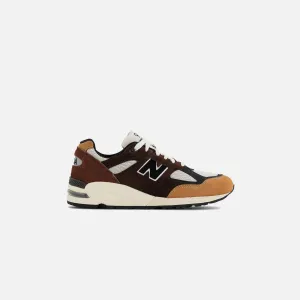 New Balance Made in US 990 V2 - Black / Tan