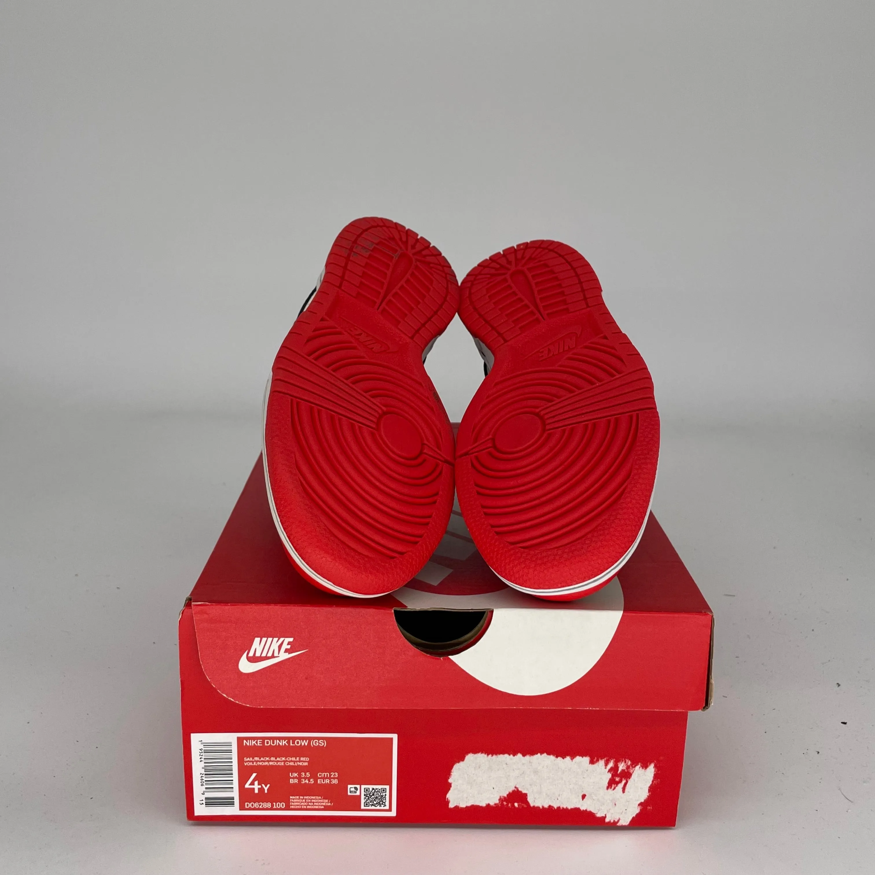 NIKE DUNK LOW NBA 75TH ANNIVERSARY CHICAGO SIZE 4Y DO6288-100