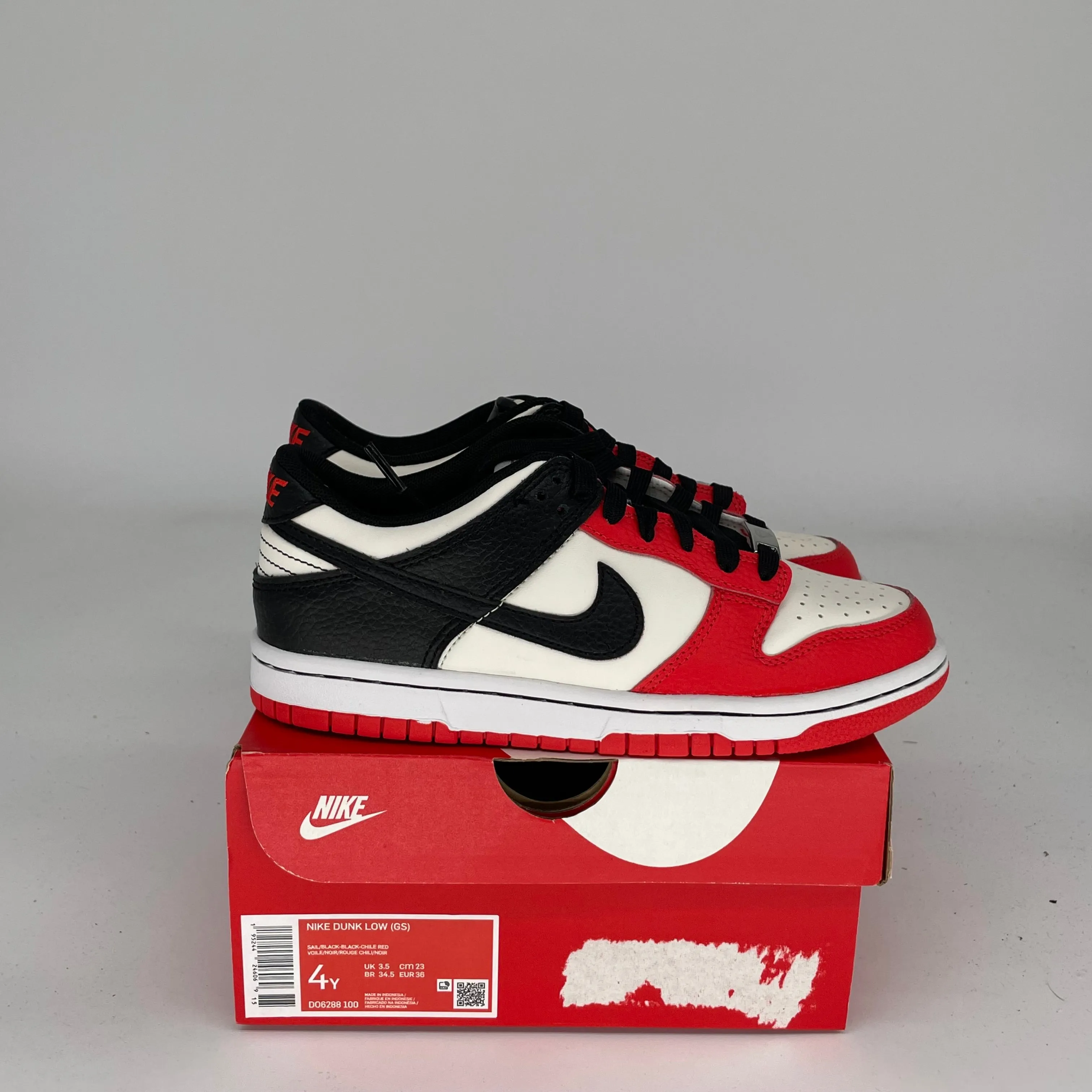 NIKE DUNK LOW NBA 75TH ANNIVERSARY CHICAGO SIZE 4Y DO6288-100
