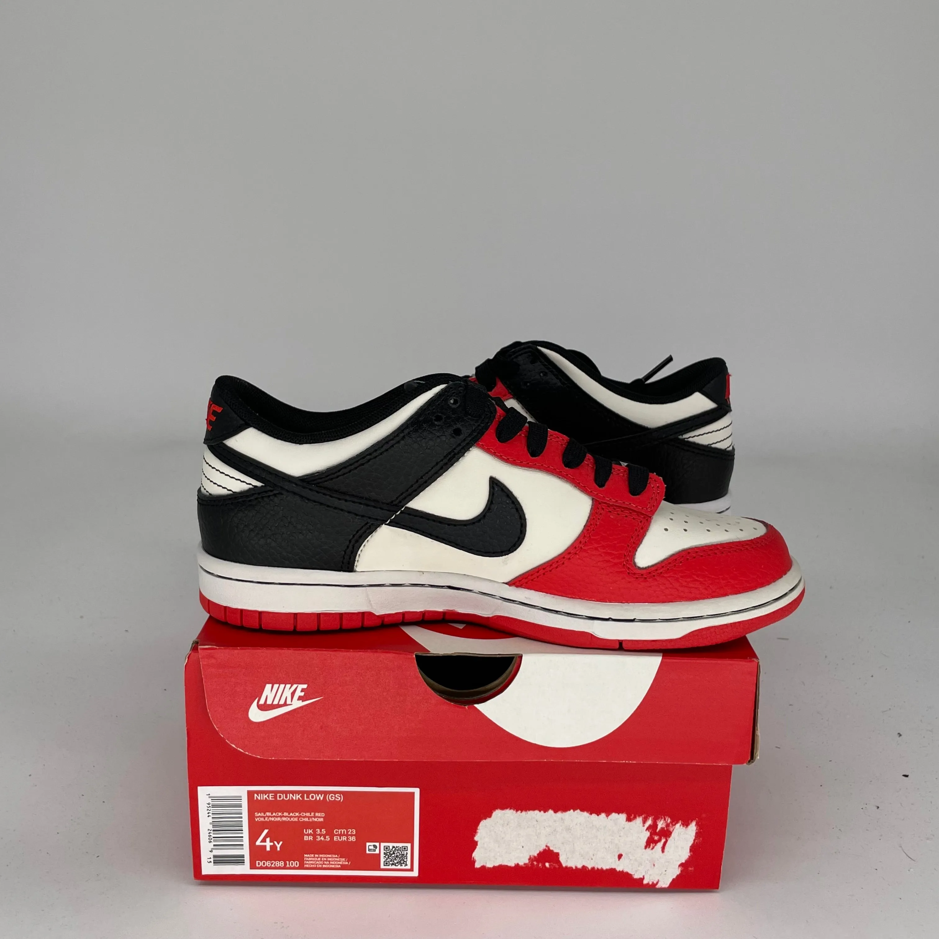 NIKE DUNK LOW NBA 75TH ANNIVERSARY CHICAGO SIZE 4Y DO6288-100