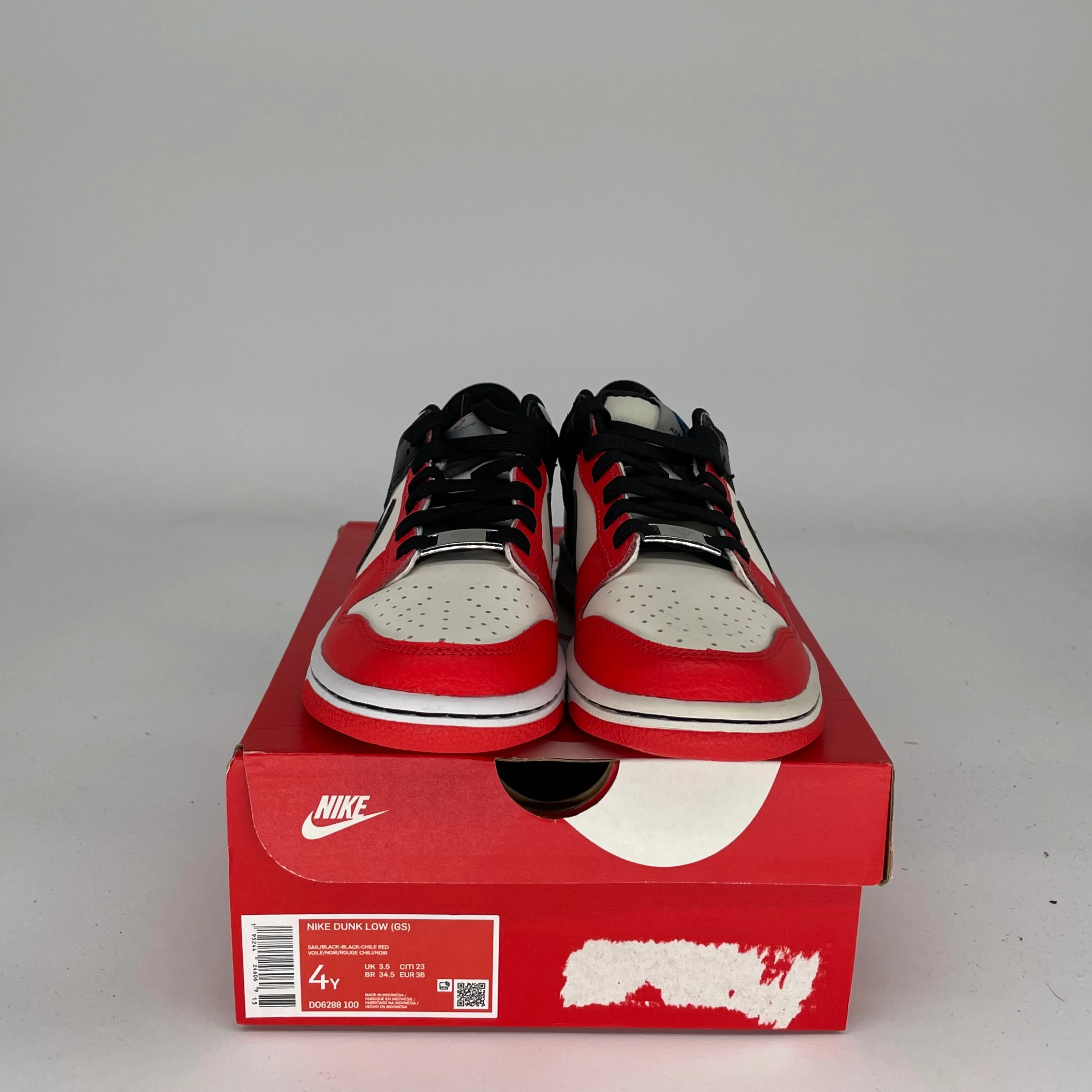 NIKE DUNK LOW NBA 75TH ANNIVERSARY CHICAGO SIZE 4Y DO6288-100