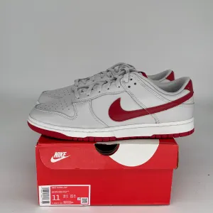 NIKE DUNK LOW VAST GREY VARSITY RED SIZE 11 FJ0832-011